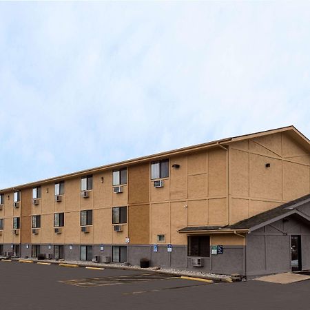Super 8 By Wyndham Dubuque Motell Exteriör bild