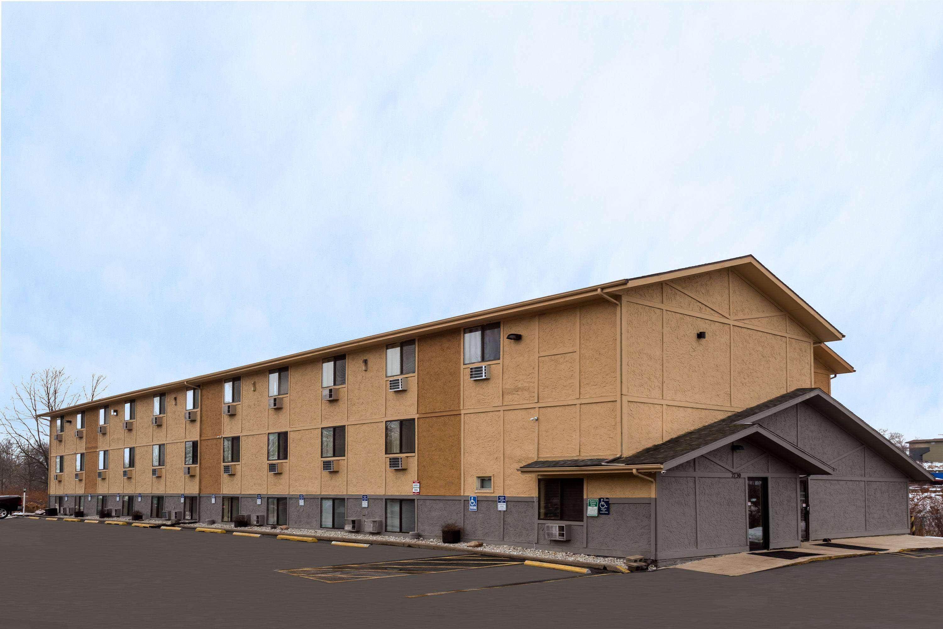 Super 8 By Wyndham Dubuque Motell Exteriör bild