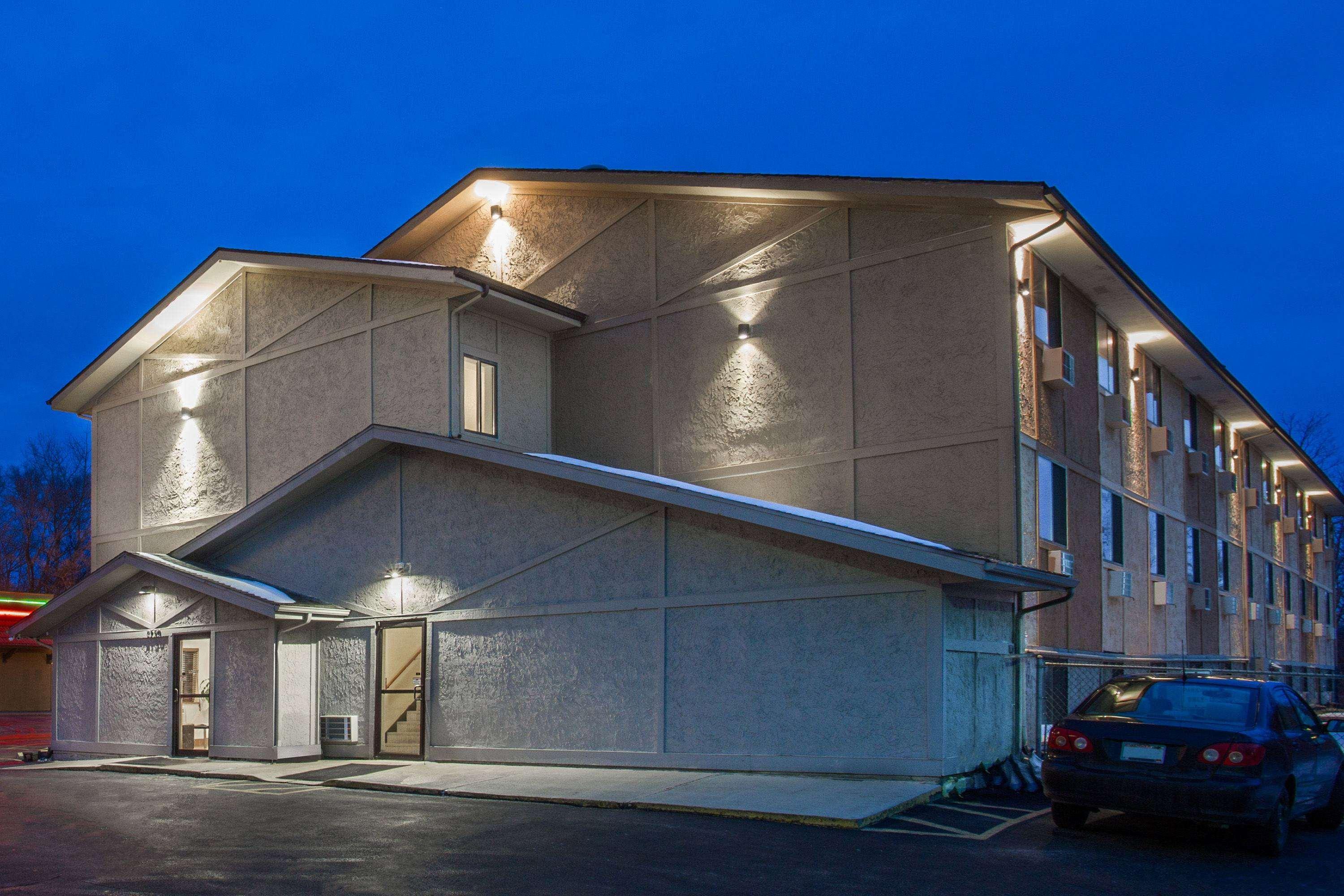 Super 8 By Wyndham Dubuque Motell Exteriör bild