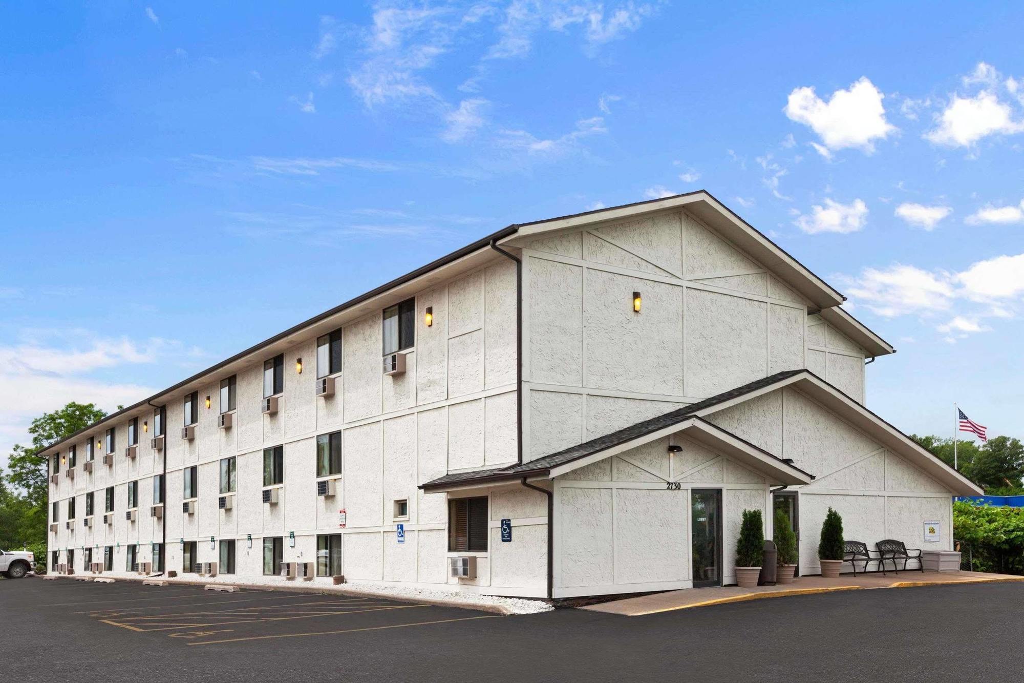 Super 8 By Wyndham Dubuque Motell Exteriör bild